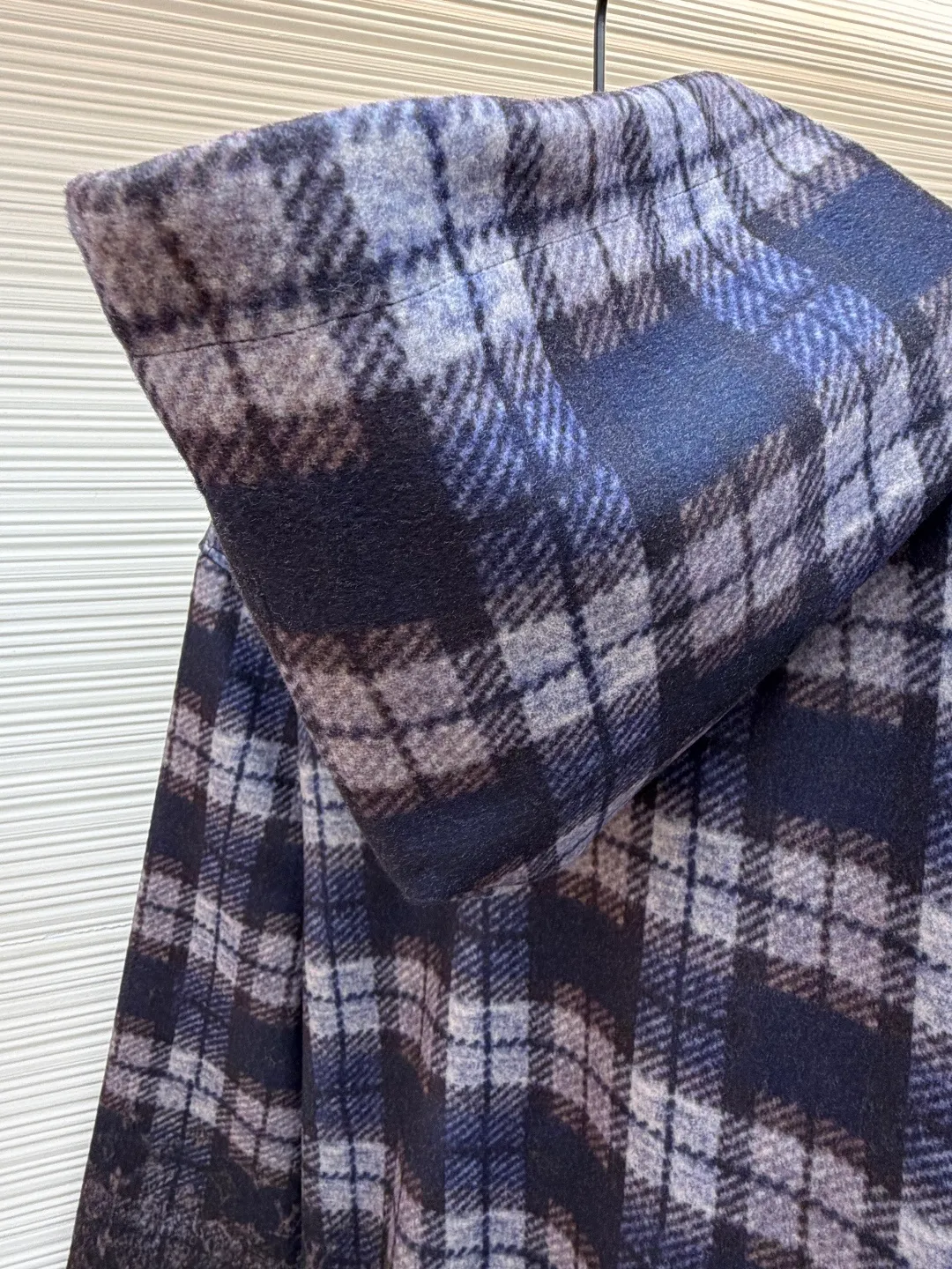 LOUIS VUITTON plaid gradient long-sleeved hoodie ●Original version: Purchased and developed for 15100 ●Item number: 1681896-B40 ●Fabric: wool blended fabric ●Technology: Digital direct printing ●Color: Purple ●Version: Fitted version ●Weight: about 1035 grams ●Size: S-M-L-XL ●Description: This hooded sweatshirt uses splicing technology to create a layered texture: the upper part is made of wool blended fabric with a blue and gray plaid pattern, and is pre-shrunk to ensure a stable fit; the lower part and sleeves use digital printing technology to present a gradient Monogram dark pattern, and the ink penetrates the fiber to achieve high color fastness. The hood has a built-in invisible lining to enhance stiffness, and the drawstring is made of wear-resistant nylon rope with a metal bell for smooth pulling. The front kangaroo pocket is made of welted bag technology, and the edge of the bag mouth is reinforced with double stitching. The cuffs and hem are made of ribbed knitted fabric, and the elastic hemming fits the body shape. The seams throughout the garment are high-strength stitches of the same color. Precision sewing every 3cm/12 stitches improves durability. The overall craftsmanship takes into account both visual details and practical durability. The overall wiring is straight and delicate, the fabric is comfortable and soft, and the color is consistent without color difference. It can be matched with the same style to create a fashionable look and control various occasions. Customized accessories, complete with three standards, same style for men and women!